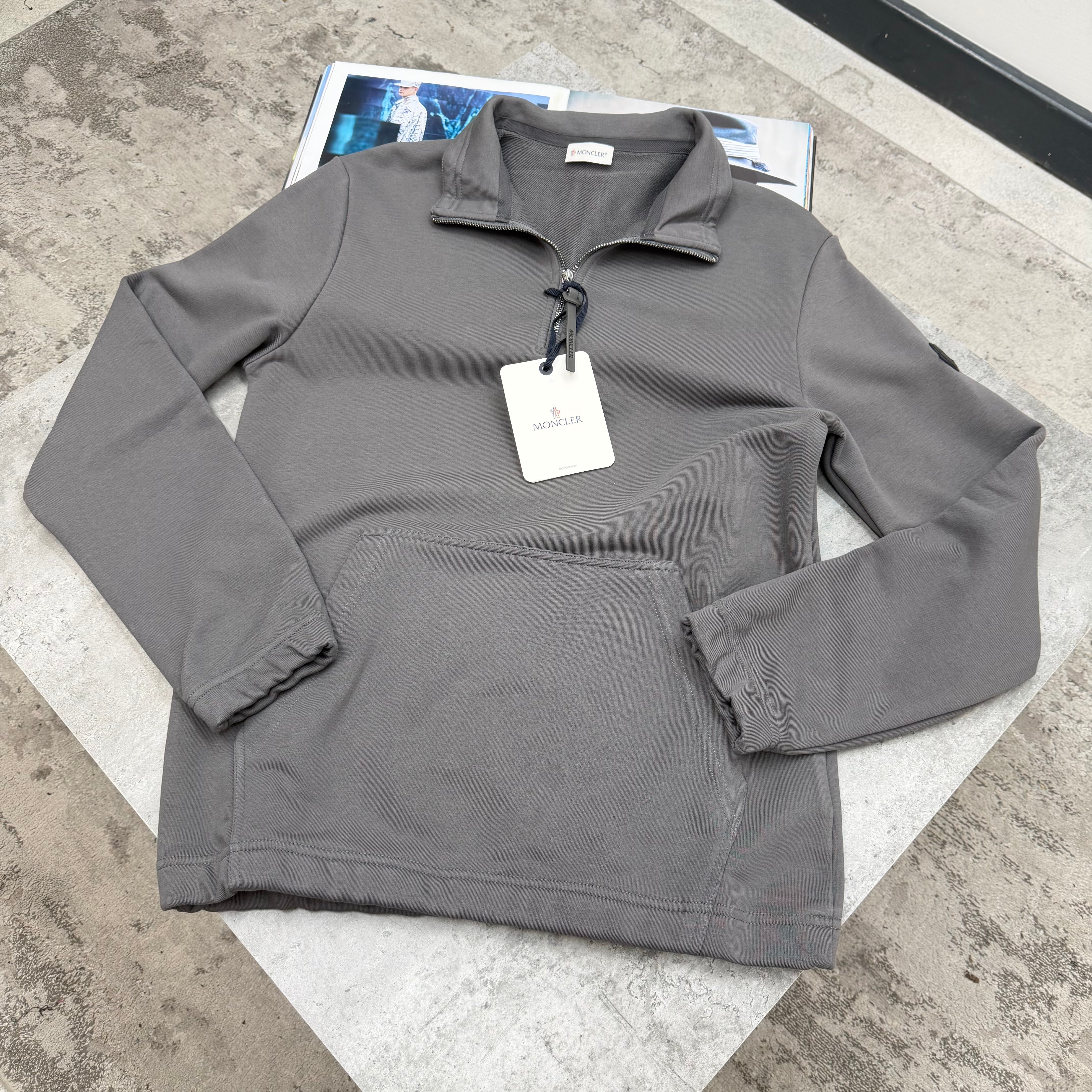 MNCLR - BLACK BADGE HALF ZIP - CHARCOAL