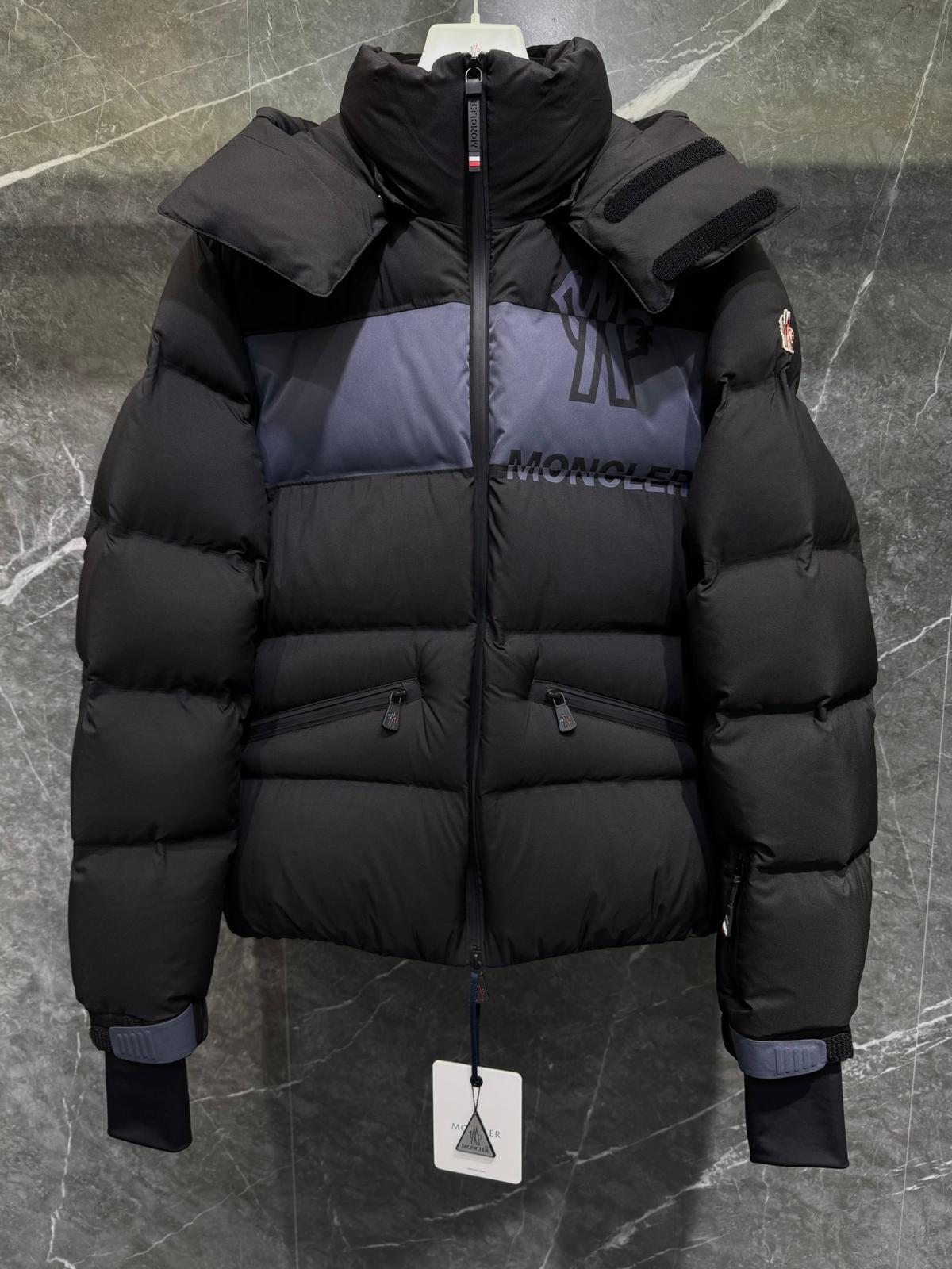 (PRE-ORDER) MNCLR - COAT - BLACK/PASTEL BLUE