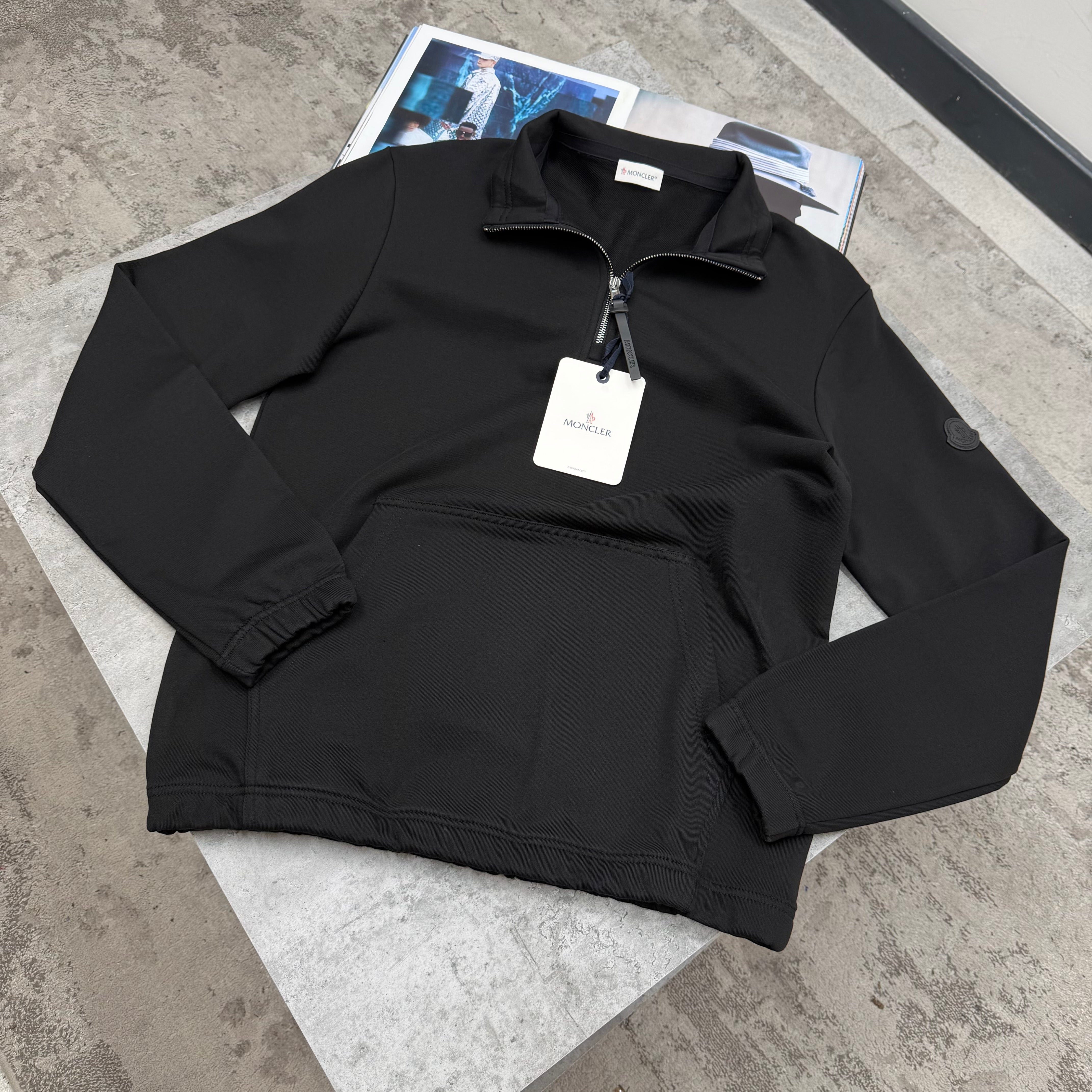 MNCLR - BLACK BADGE HALF ZIP - BLACK