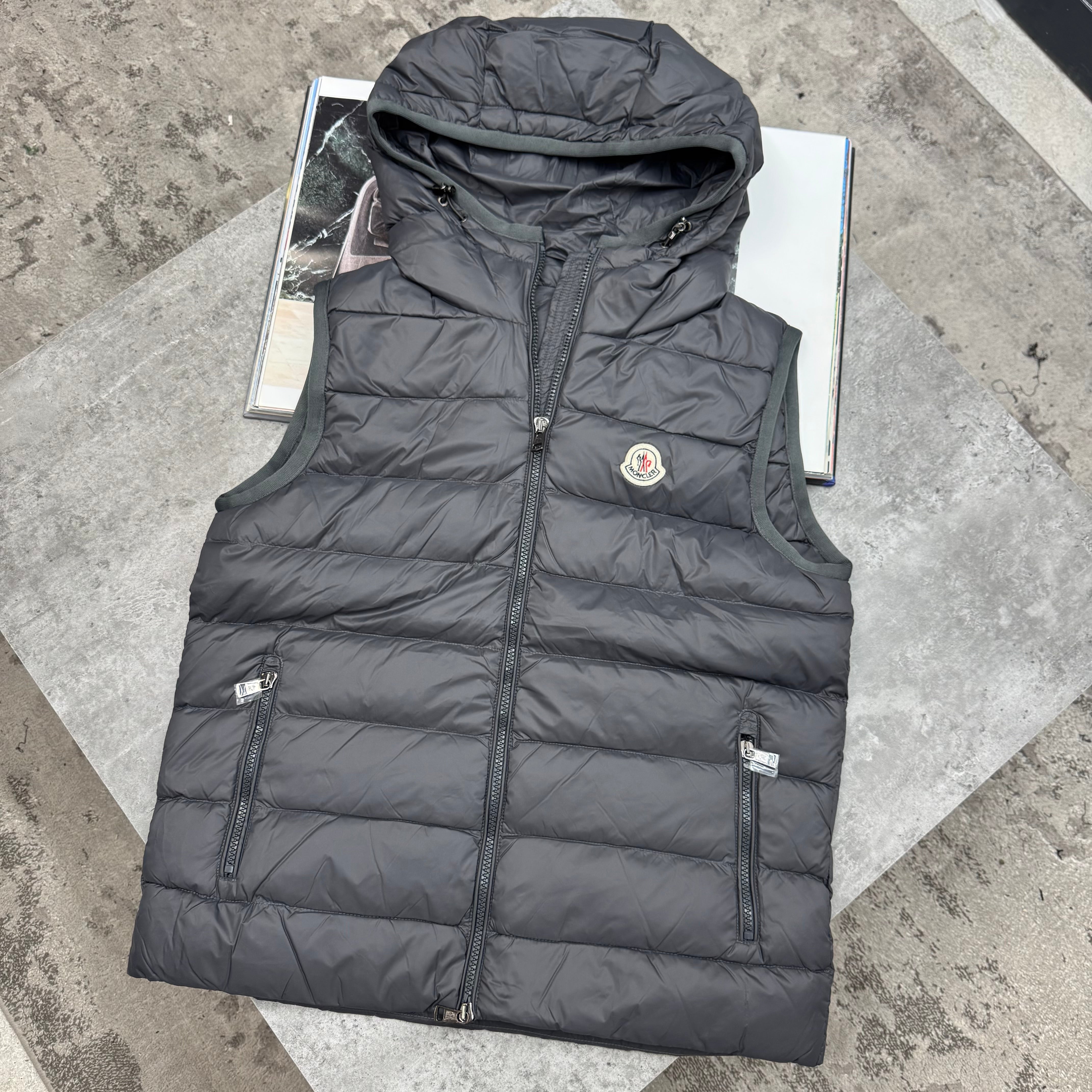 MNCLR - HOODED GILET - CHARCOAL